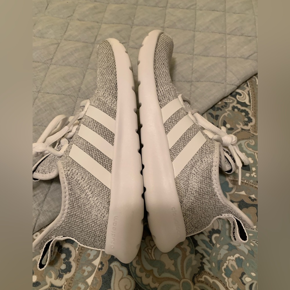 Like New Women’s Adidas Cloudfoam Sneaker - Picture 8 of 15